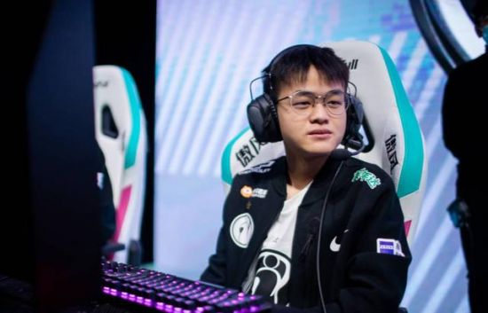 无畏契约手游新版本上线 暮蝶黑梦决战谁将胜出